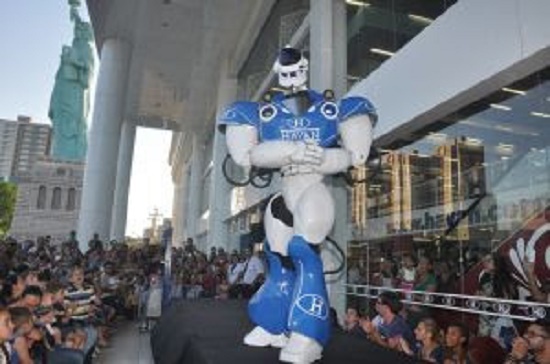 o gigante de 2,5 metros de altura canta, dança, fala e abraça as crianças