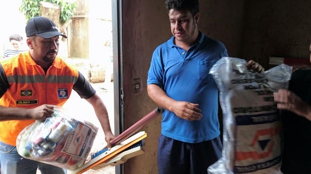 entrega de cestas básicas em Taquarussú, região sul do estado