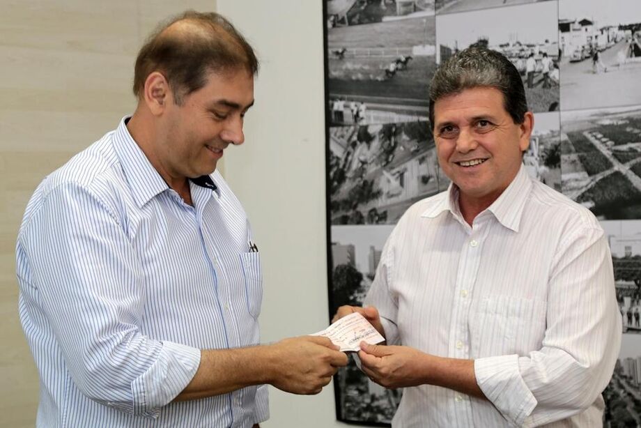 Prefeito Alcides Bernal recebe cheque de R$ 10 milhões das mãos do presidente da Câmara João Rocha