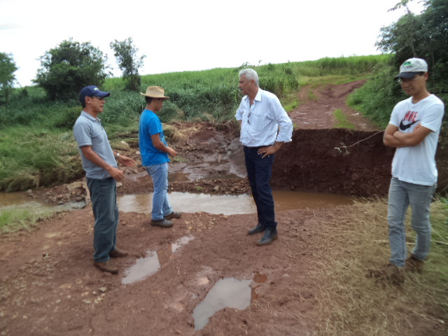 Acompanhado de produtores, Mário Valério visita local de ponte que rodou na zona rural; chuvas destruíram 9 pontes em Caarapó
