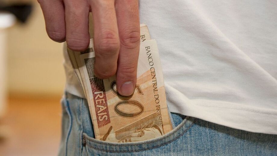 Brasileiro que aplicou na caderneta perdeu 2,35% do poder de compra em 2015