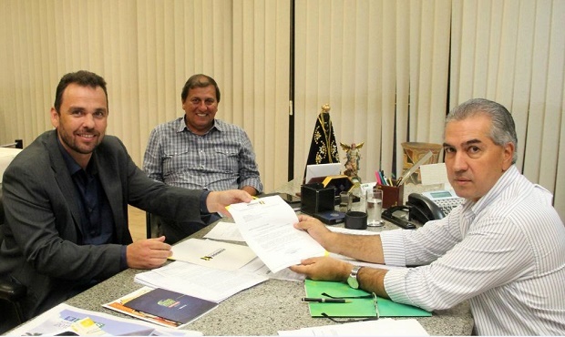 O presidente da Assomasul Juvenal Neto, o secretário da Casa Civil Sérgio de Paula e o governador Reinaldo Azambuja