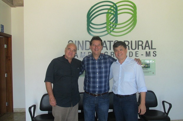 Oscar Stuhrk, presidente do SRCG, Ruy Fachini Filho, presidente eleito, e Maurício Saito, presidente da Famasul