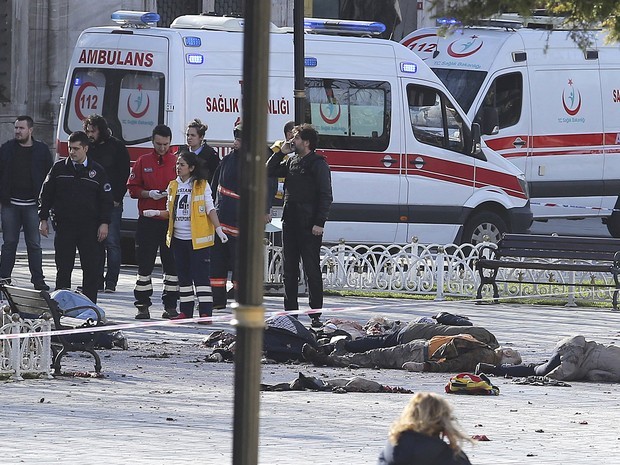 Equipes de resgate e segurança trabalham em praça de Istambul alvo de explosões