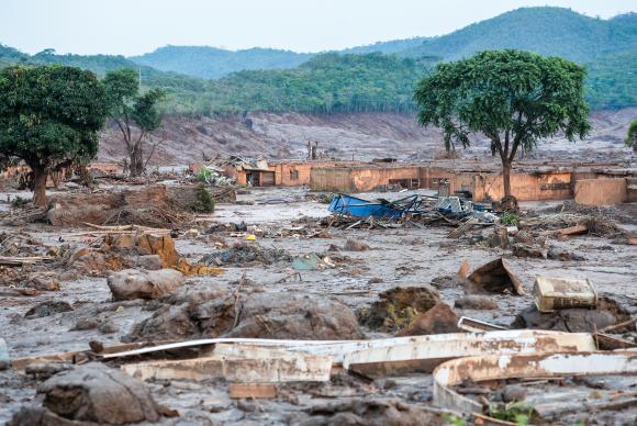 Rompimento da Barragem do Fundão em Mariana (MG) deixou cenário de muita lama e destruição