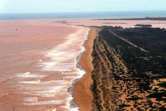 Lama de barragem que se rompeu em Minas avança sobre o mar no Espírito Santo