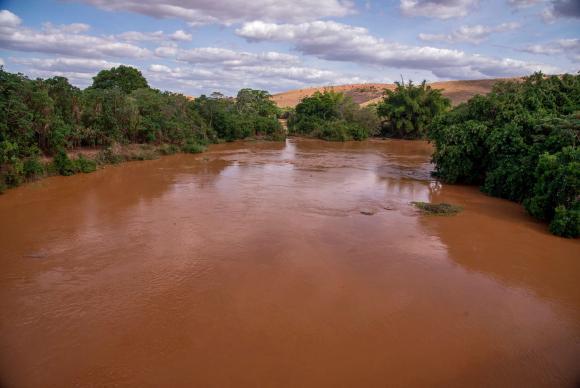 Passagem da lama pelo Rio Doce por causa do rompimento de duas barragens em Mariana