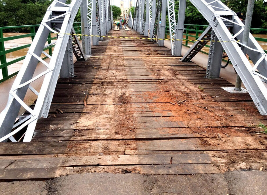 Na foto, a ponte Rondon de Oliveira, que liga os municípios de Anastácio a Aquidauana e está recebendo reparos desde segunda-feira (11) .