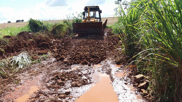 Máquina da prefeitura recupera estrada na zona rural de Caarapó