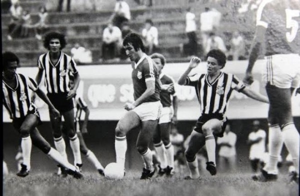 Registro dos anos 80 mostra craques, como Arthurzinho, disputando a posse de bola no clássico Comerário