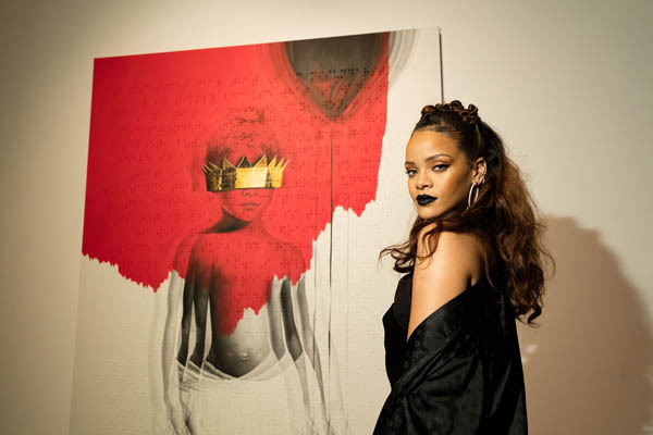 Novo albúm 'Anti' não promete músicas baladas. Segundo Rihanna, o objetivo é criar um albúm com canções que ela possa cantar daqui 15 anos.