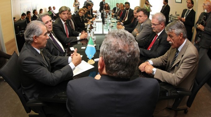 Goevrndor Reinaldo Azambuja em reunião no Ministério das Cidades