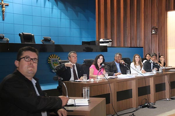 Membros da CPI acompanham a divulgação de imagens referentes à violência contra indígenas