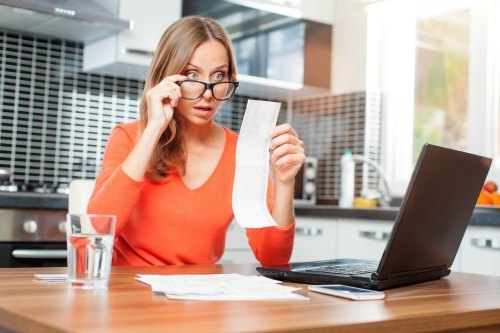 A mulher tem que trabalhar igual ou mais que o homem (ainda há casos em que ela é responsável pelos trabalhos da casa), muitas vezes por preconceito ganha menos, tem que administrar as finanças e ainda é considerada a gastona. Tudo isso só mostra que aind