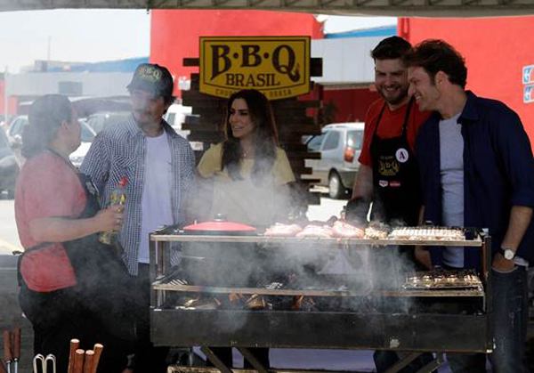 Ticiana Villas Boas, Bertolazzi e deBetti conversam com participantes durante churrasco no Extra.