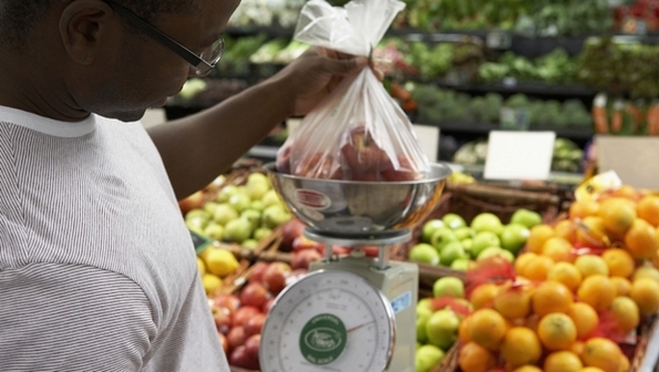 Com a alta da inflação, consumidores gastam mais com alimentação