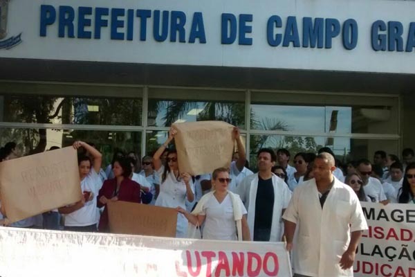 Enfermeiros protestam em frente à Prefeitura de Campo Grande