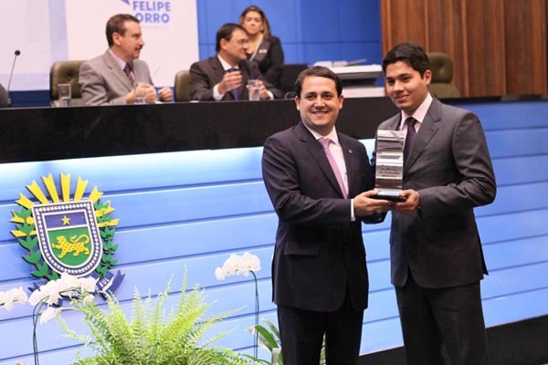 Deputado Marcio Fernandes entrega Comenda ao jovem empresário Enrico Feitosa em 2011