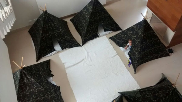 Para maior comodidade, a equipe monta e desmonta as cabaninhas e ainda tem a opção da monitora dormir com as crianças e assim, cuidar a bagunça que vai até altas horas