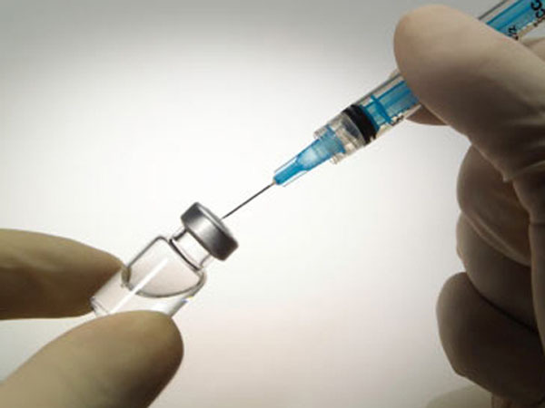 Os adultos devem ficar atentos à atualização da caderneta em relação a quatro tipos diferentes de vacinas contra a hepatite B, febre amarela, difteria, tétano, sarampo, rubéola e caxumba