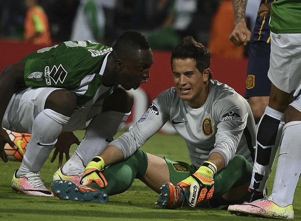 Moreno grita na cara de Sosa depois do gol de Berrío que classificou o Atlético Nacional