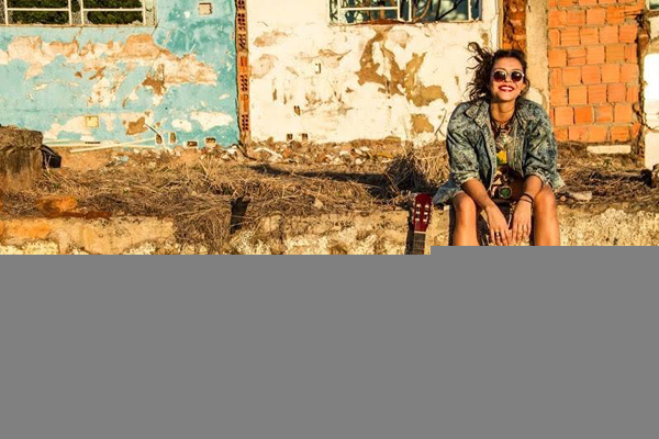 A música que dá nome ao seu primeiro álbum fala de agradecimento à vida, às oportunidades, além da importância de se encontrar motivos para agradecer mesmo em meio às lutas diárias