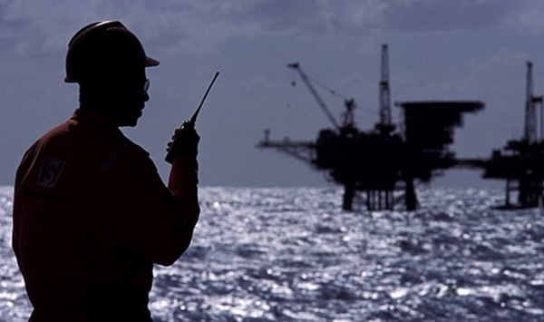 Mesmo depois cortar 30 mil funcionários e colocar mais 12 mil na fila da demissão voluntária, a Petrobras ainda tem 84 mil concursados
