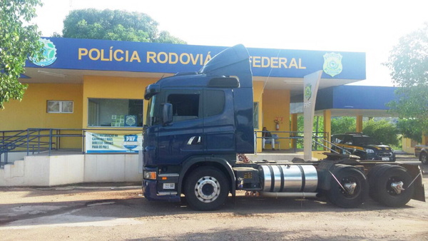 O veículo foi roubado no domingo (29) em Rondonópolis, e o verdadeiro motorista havia sido deixado amarrado e nú em um matagal
