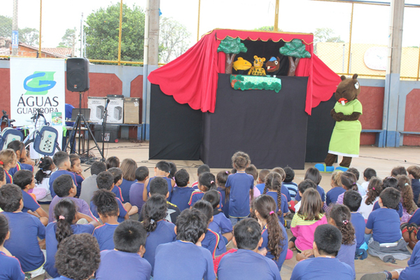 No encerramento, os alunos autores das melhores frases, desenhos e redações são premiados e todos assistem à peça de teatro de bonecos “Guaribinha e sua turma no Mundo Encanado”