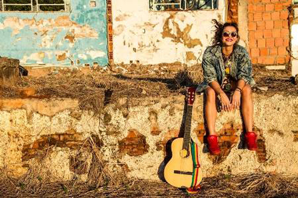 Aos 23 anos de idade, Marina Peralta tem se destacado no cenário musical, tanto do Estado de Mato Grosso do Sul como no cenário nacional