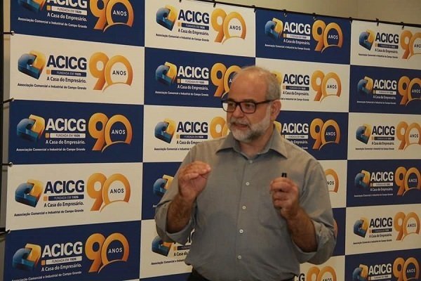 O economista Normann Kallmus diz que em 2015 os consumidores buscaram equilibrar seus orçamentos no decorrer do ano, diferentemente do que aconteceu no segundo semestre de 2014