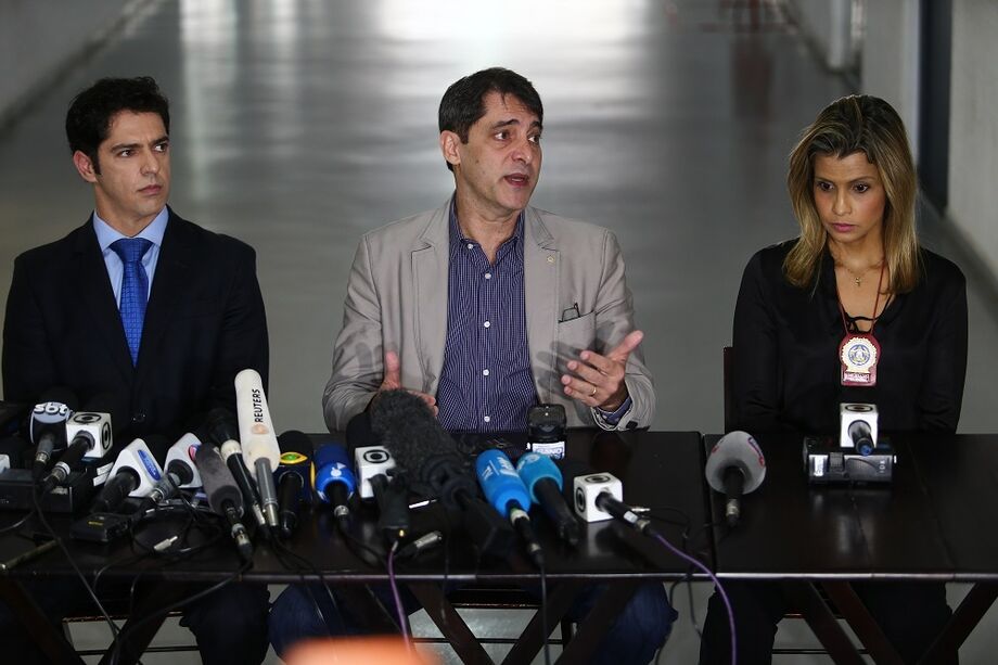 Além de Veloso participaram da entrevista o delegado Alessandro Thiers e a delegada Cristiana Bento