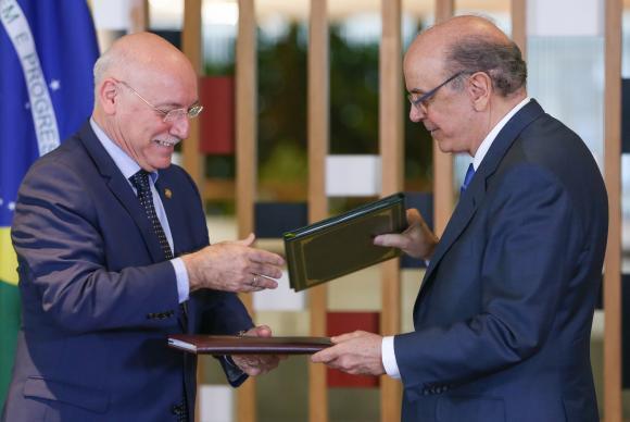 Os ministros das Relações Exteriores do Paraguai, Eladio Loizaga (E), e do Brasil, José Serra