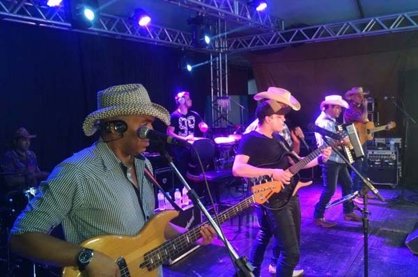 O Eco do Pantanal surgiu em 2000, mas foi após a gravação do primeiro CD, com a música Aroeira que consagraram a carreira artística dos cantores no Estado