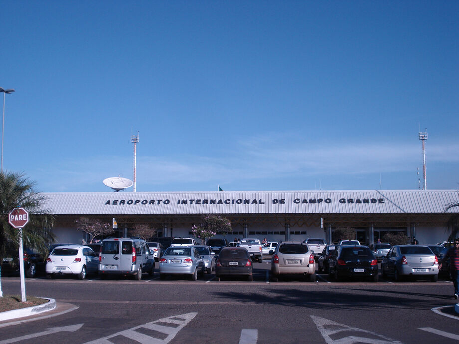 Há o registro de um voo atrasado e um voo cancelado