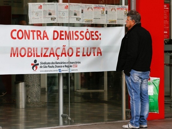 Segundo o Sindicato, os trabalhadores protestam contra retirada de direitos, mudanças nas regras da Previdência e flexibilização da CLT, suspensão de concursos e contratações