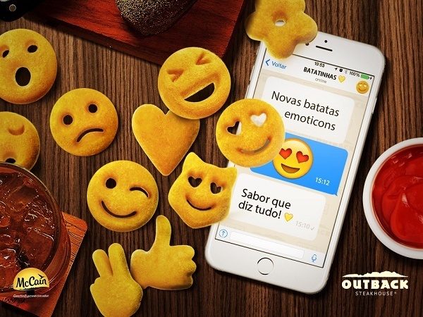 Quentinhas e crocantes, as batatas emoticons chegam à mesa dos clientes como acompanhamento para os tradicionais pratos do cardápio, com o tempero especial à moda do Outback que garante um sabor único que só poderá ser conferido nos restaurantes da rede