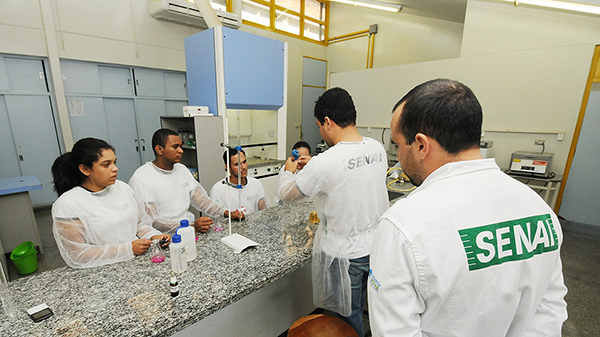 Aula do curso do Senai de auxiliar de laboratorio industrial