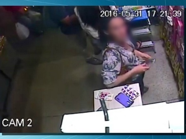 Imagens mostram homem distraindo funcionária durante o furto