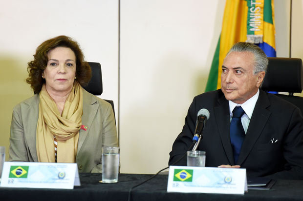 Ex-deputada Fátima Pelaes (PMDB-AP) ao lado de Michel Temer em evento em Brasília