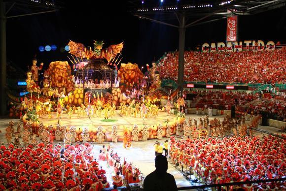 Boi Garantido abre primeira noite do Festival de Parintins, no Amazonas