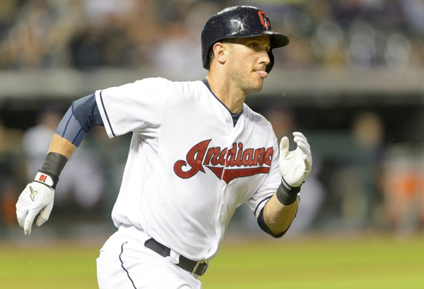 Yan Gomes, do Cleveland Indians, deixou o campo com lesão nos testículos nesta terça