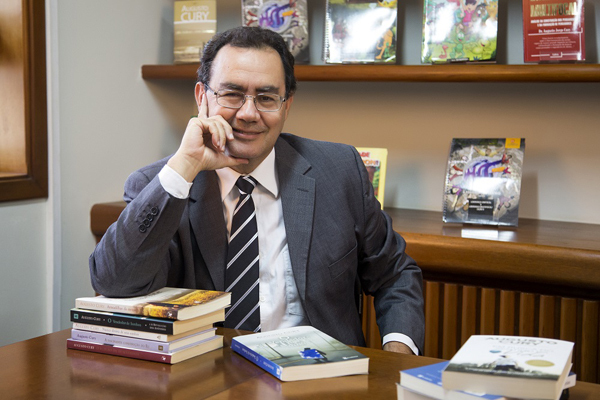 O psiquiatra, pesquisador e escritor Augusto Cury alcançou reconhecimento nacional e internacional como o autor mais lido da última década com mais de 50 mil leitores no Brasil