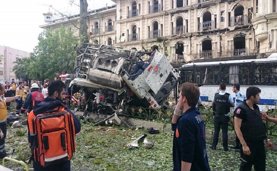 A bomba, ativada à distância, explodiu em um horário de grande movimento no centro de Istambul e teve como alvo um ônibus que transportava agentes da polícia (
