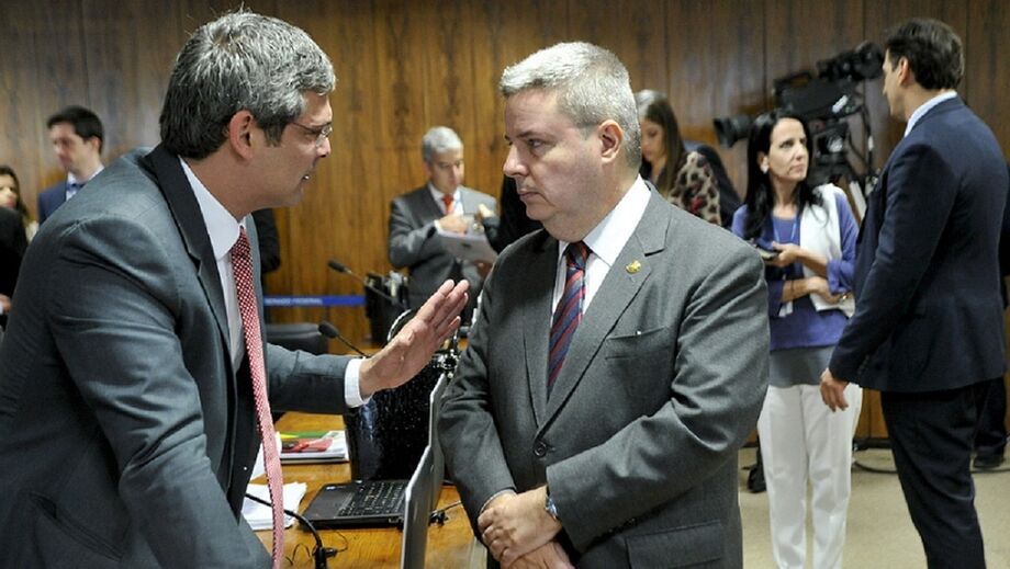 Lindbergh Farias (PT-RJ) conversa com relator Antonio Anastasia (PSDB-MG).