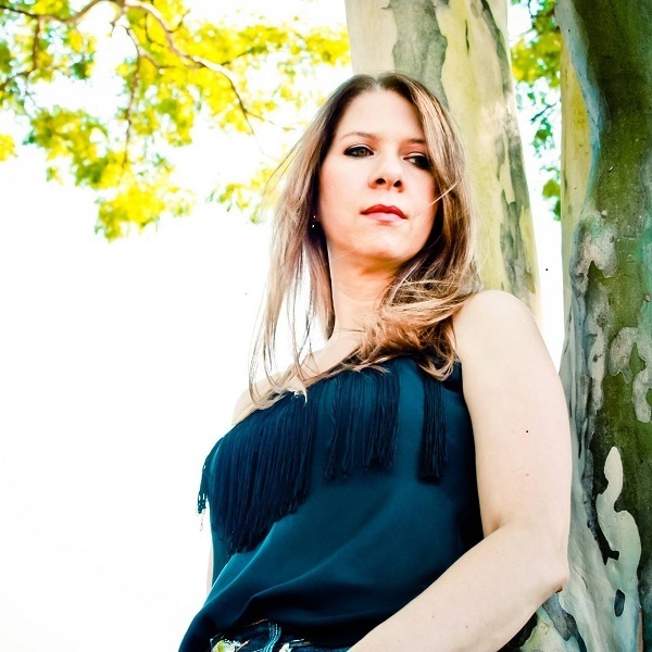 Com um show baseado no jazz norte-americano, a cantora Luciana Fisher e a pianista Ana Paula Soares apresentam uma homenagem: “Um Século Com Billie Holiday”