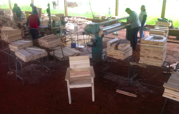 Espaço denominado de EcoLoja, idealizado por voluntários e voltado à comercialização de mobília ecológica, fica no Jardim Novos Estados