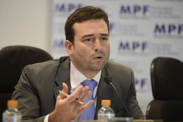 O delegado da Polícia Federal, Tácio Muzzi, fala sobre Operação Saqueador, que pede as prisões dos empresários Fernando Cavendish e Carlos Cachoeira por lavagem de dinheiro