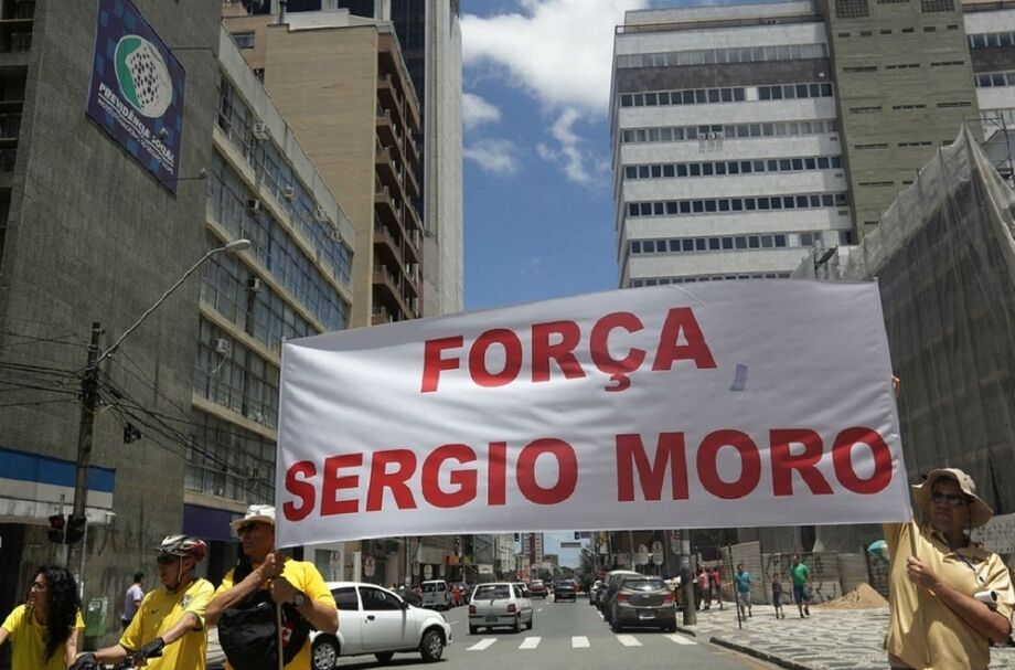 Pesquisa mostra aprovação recorde das investigações de corrupção