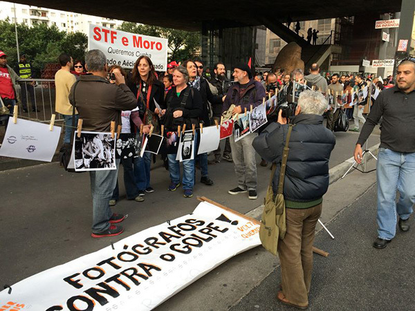 Milhares de pessoas se reúnem na Avenida Paulista em protesto contra o presidente interino, Michel Temer